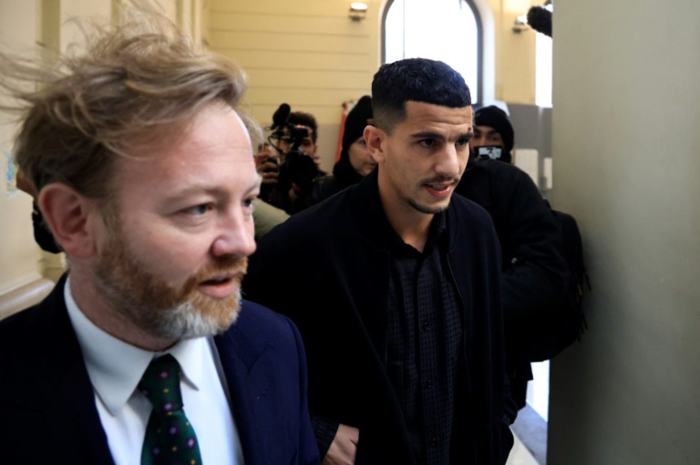 Le défenseur niçois Youcef Atal (à droite) accompagné de son avocat Antoine Vey à leur arrivée au tribunal correctionnel de Nice le 18 décembre 2023 © Valery HACHE