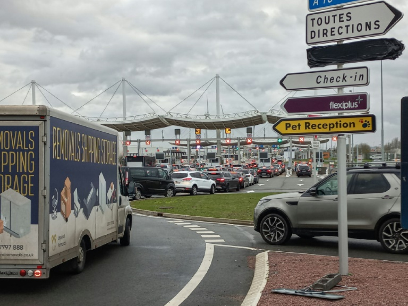 Des automobilistes patientent à l'entrée du tunnel sous la Manche, à Calais le 21 décembre 2023, alors que les salariés d'Eurotunnel ont décidé d'une grève surprise © Bernard BARRON