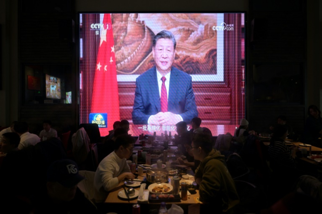Le discours du Nouvel An du président chinois Xi Jinping restransmis dans un restaurant à Pékin, le 21 décembre 2023 © Pedro Pardo