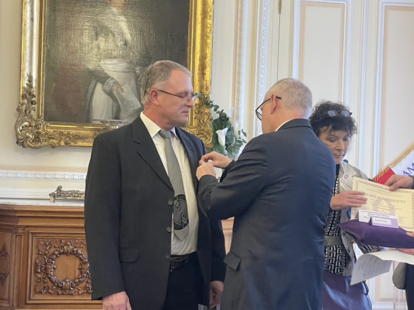 © Préfecture de la Meuse Un récipiendaire des Palmes académiques de la promotion du 13 juillet 2023 honoré dans les salons de la préfecture de la Meuse.