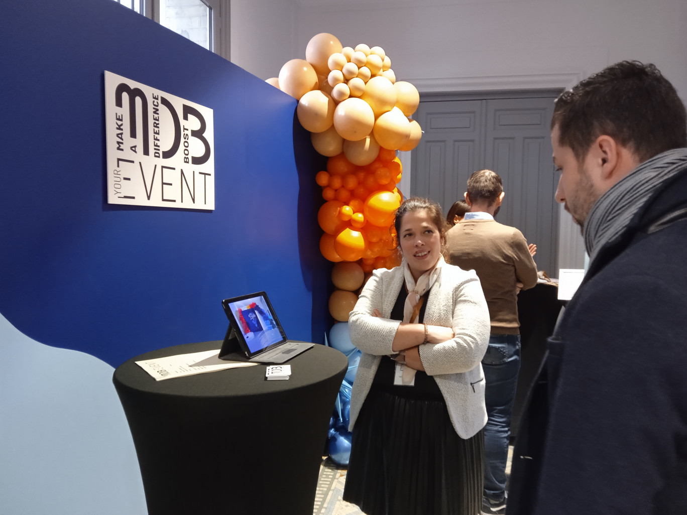 Agathe Cartonnet-Urier installe ses grappes de ballons dans les salons professionnels.