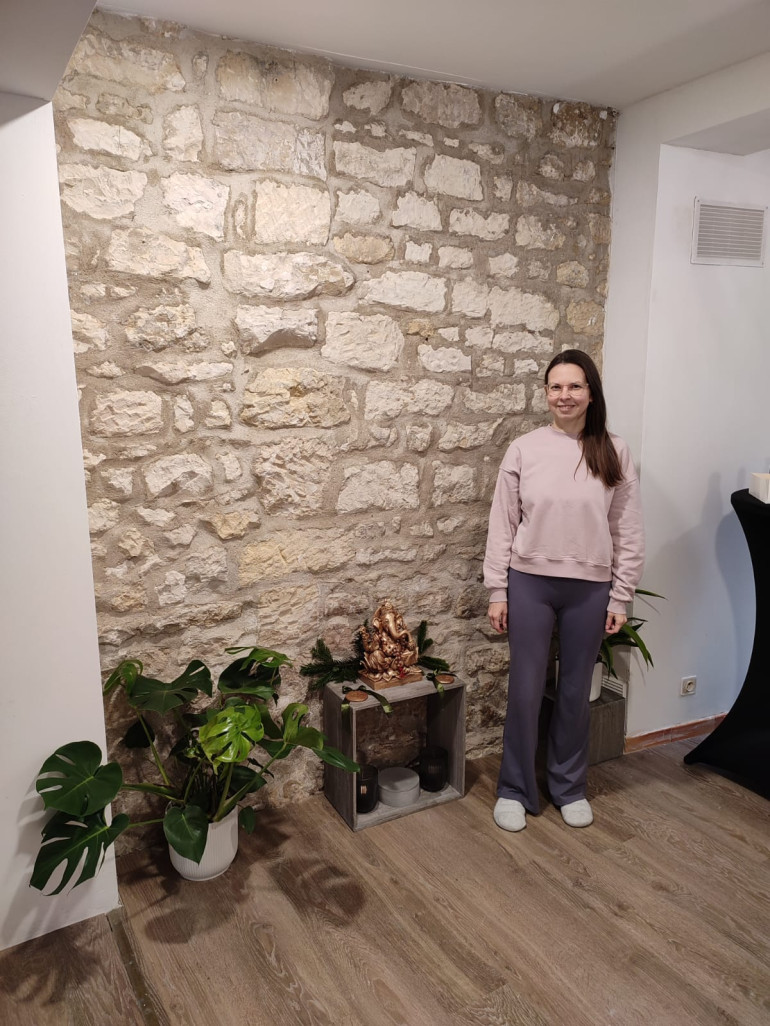 Larissa Roy, professeure de yoga, teste son activité au centre-ville de Compiègne.