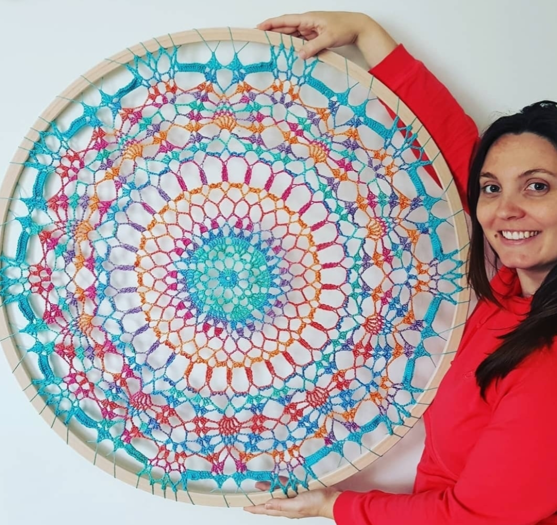 Aline Danneels avec une de ses créations en crochet.