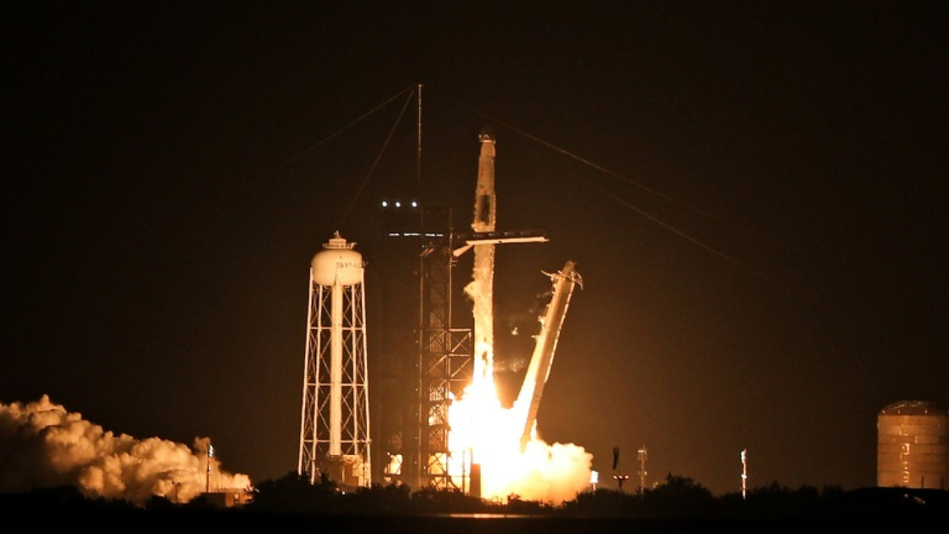 Une fusée Falcon 9 décolle du centre spatial Kennedy, en Floride, le 26 août 2023, emportant la capsule Dragon de SpaceX et son équipage vers la Station spatiale internationale © Gregg Newton