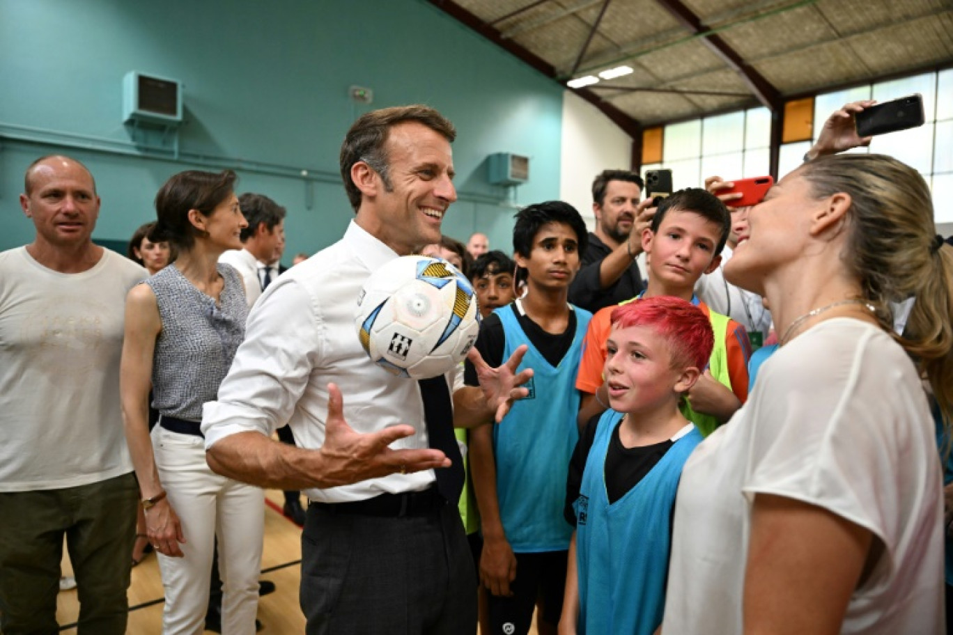 Emmanuel Macron rencontre des enfants, dans une école à Orthez (Pyrénées-Atlantiques), le 5 septembre 2023 © Caroline BLUMBERG