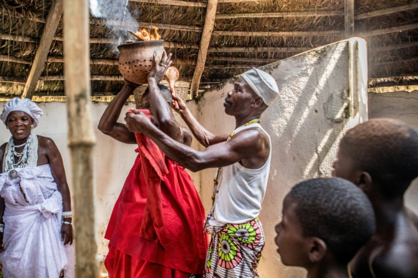 Des adeptes du culte vodun lors d'un rituel à Ouidah, dans le sud du Bénin, le 10 janvier 2022 © Yanick Folly
