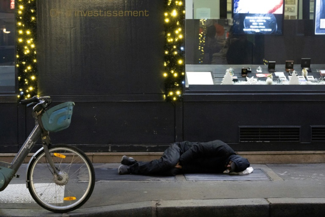 Une personne sans domicile fixe allongée par terre dans le centre de Paris le 8 janvier 2024 © Alain JOCARD