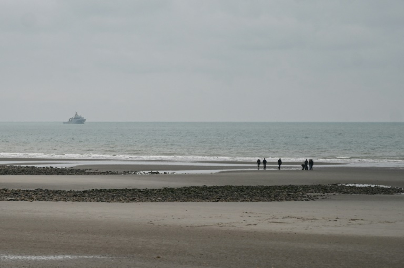 Un navire militaire français patrouille dans la Manche au large de la plage de Wimereux, le 14 janvier 2024 dans le Pas-de-Calais © Bernard BARRON