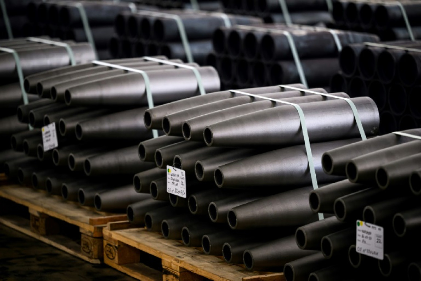 Des obus de 155 mm pour des canons d'artillerie français César utilisés par les forces armées ukrainiennes, le 4 avril 2023 à Tarbes © Lionel BONAVENTURE