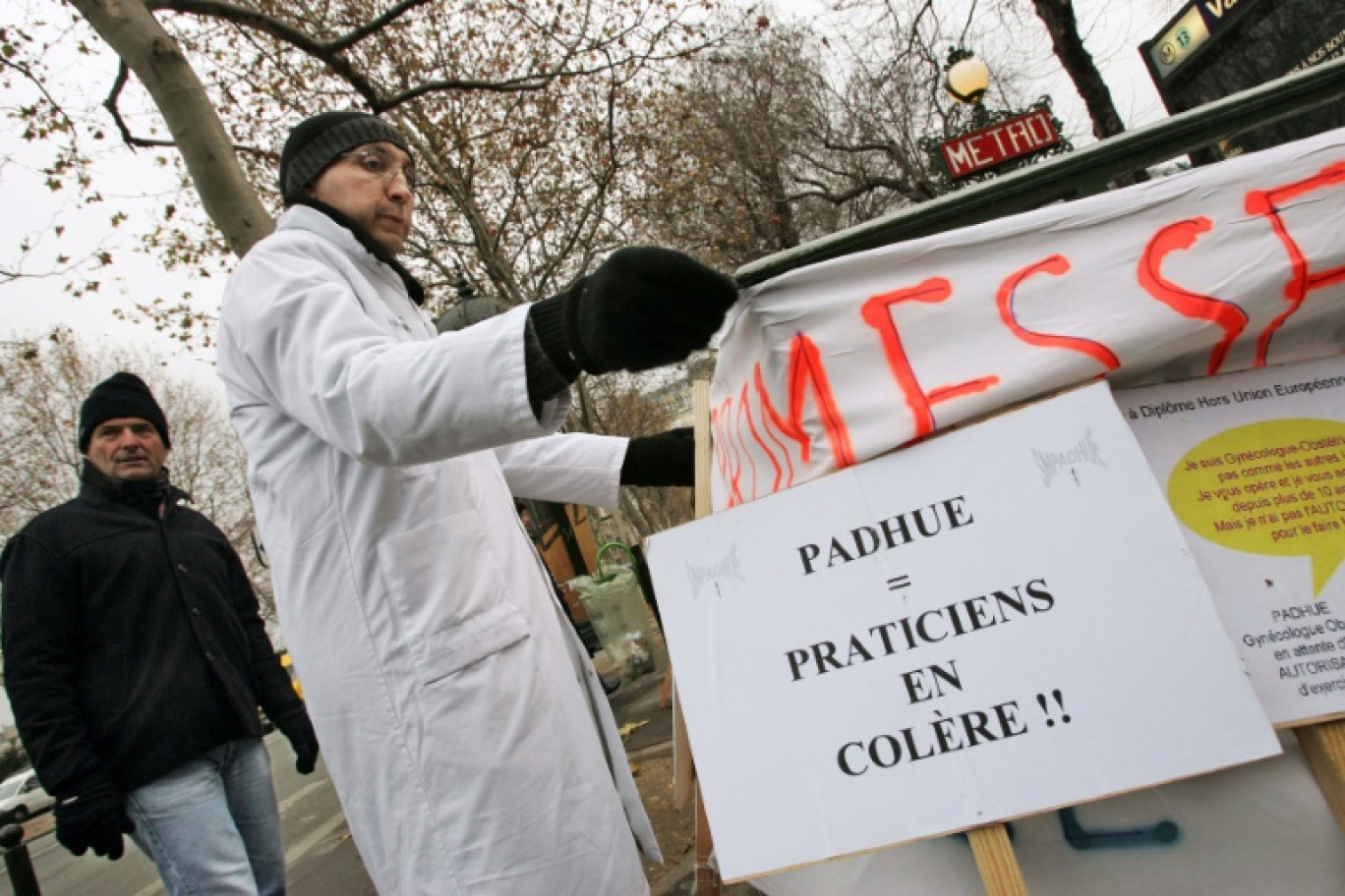 Des médecins à diplôme étranger (hors UE) manifestent devant Matignon à Paris, le 28 décembre 2005, pour dénoncer le statut précaire et le travail sous-payé © THOMAS COEX