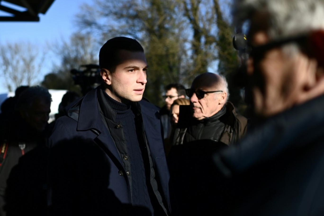 Le président du RN Jordan Bardella (C) visite une exploitation agricole à Queyrac, en Gironde, le 20 janvier 2024 © Christophe ARCHAMBAULT