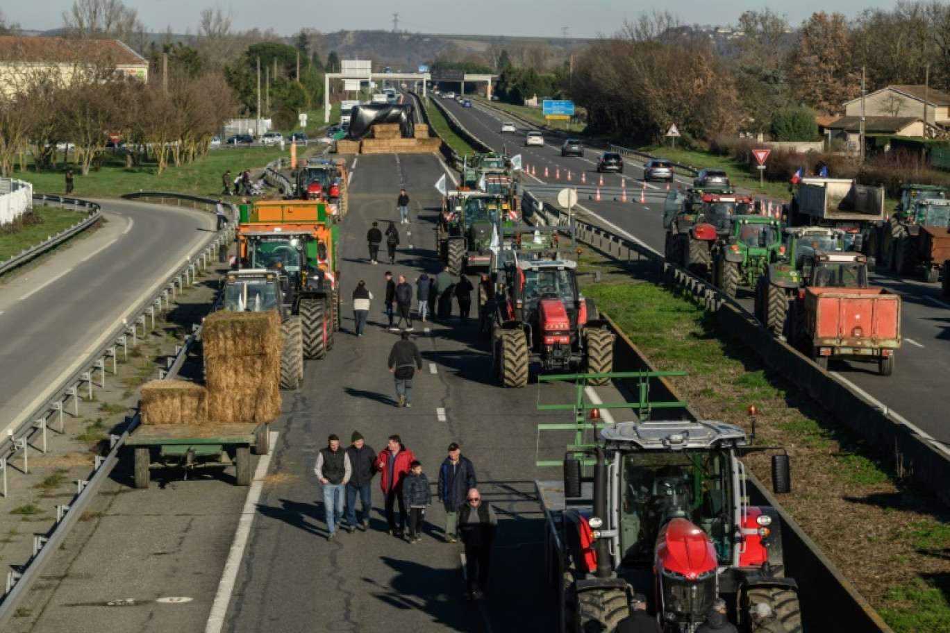 Des agriculteurs bloquent l'autoroute A64 - Toulouse-Bayonne - à hauteur de Carbonne en Haute-Garonne, le 20 janvier 2024 © Ed JONES