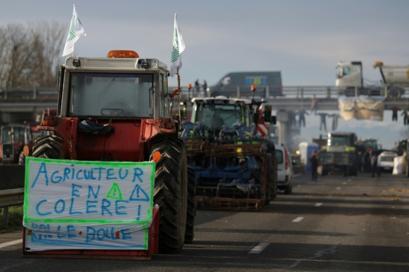 Des agriculteurs bloquent l'autoroute A64 pour protester contre la fiscalité et la baisse des revenus, près de Carbonne, au sud de Toulouse, le 22 janvier 2024 © Valentine CHAPUIS