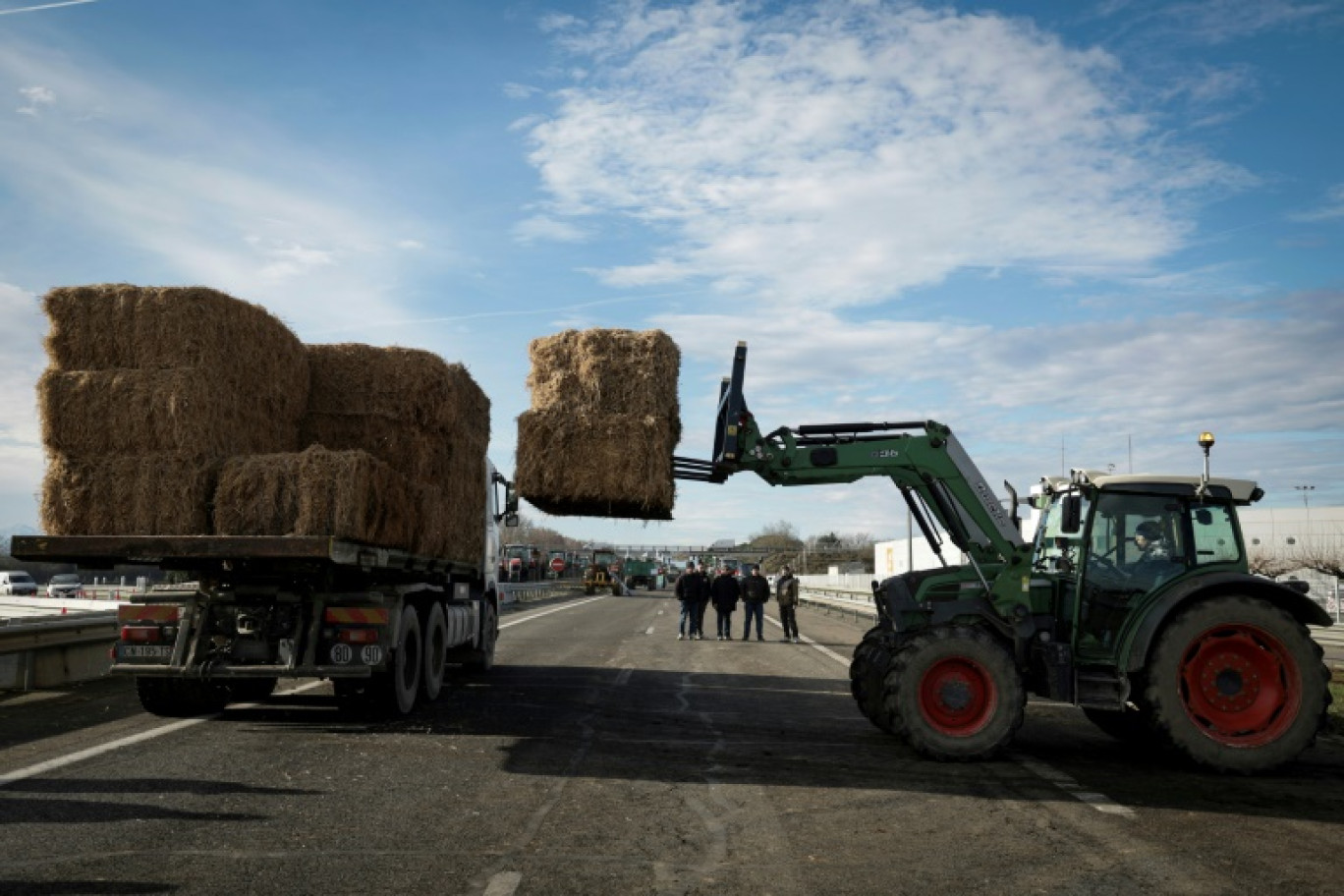 Des agriculteurs bloquent l'A64, à Carbonne (Haute-Garonne), le 22 janvier 2024 © Valentine CHAPUIS