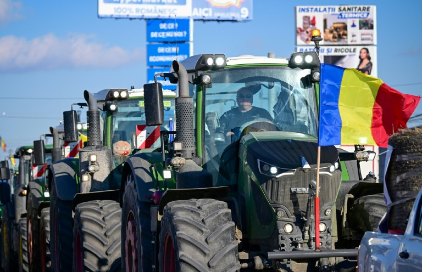 Des agriculteurs roumains en colère rassemblés sur une route à Afumati, à une quinzaine de km de Bucarest, le 16 janvier 2024 © Daniel MIHAILESCU
