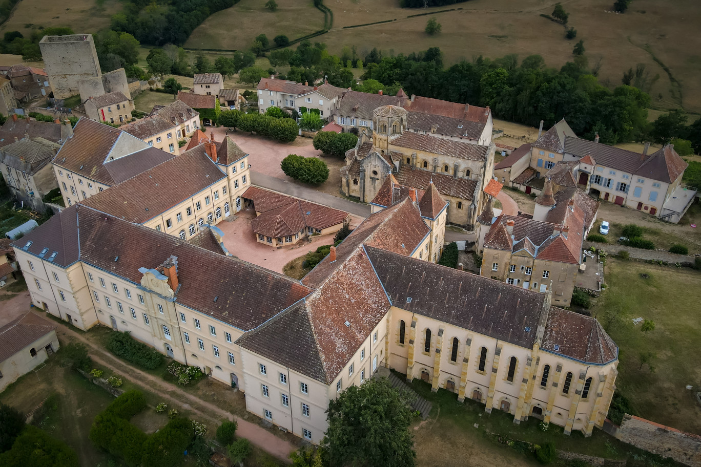 Semur-en-Brionnais fait partie des 27 villages qui bénéficieront de cet accompagnement en ingénierie. © Adobe Stock.