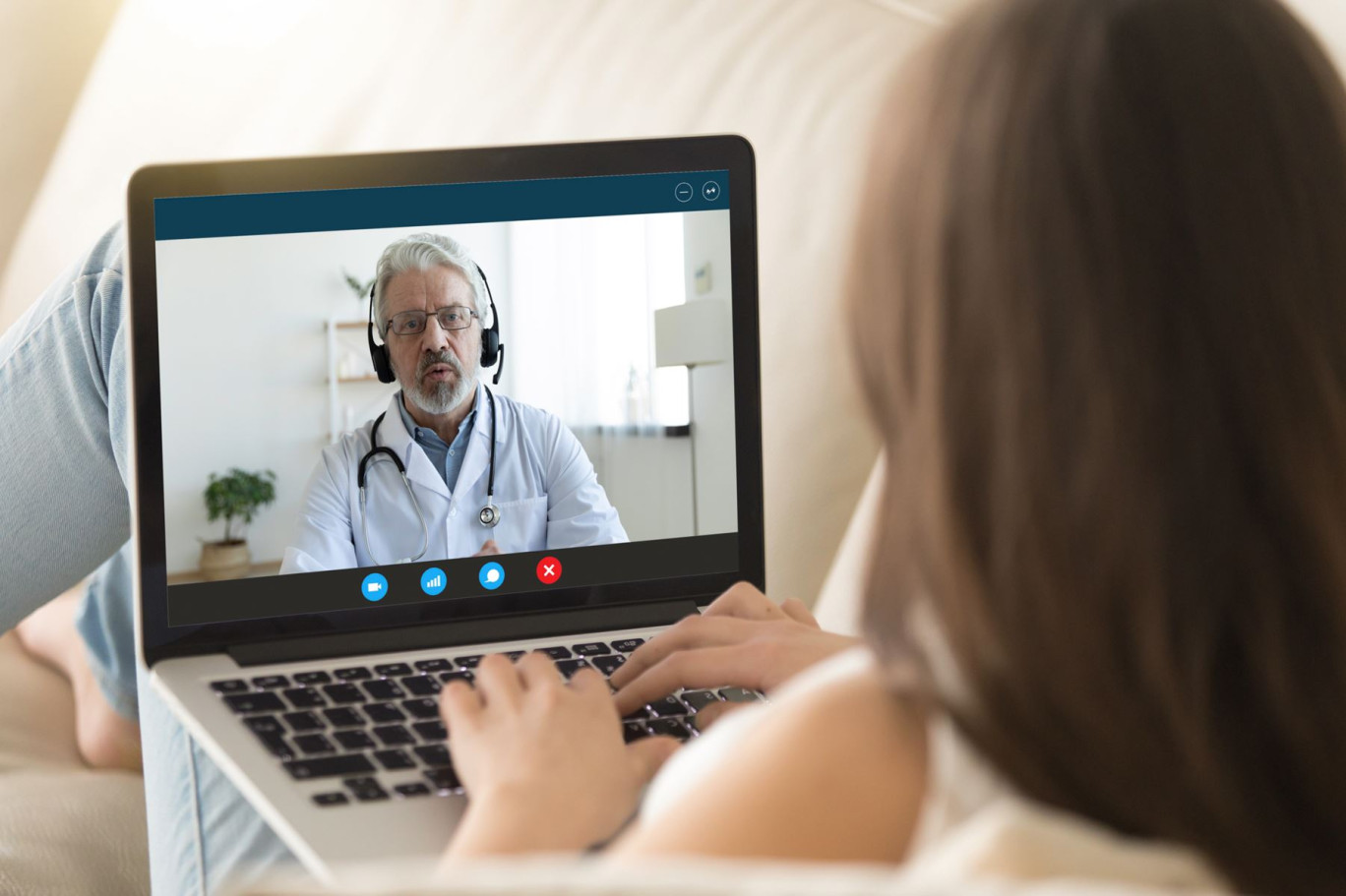 Dorénavant, la prescription ou le renouvellement d'arrêts de travail qui seront délivrés par voie de télémédecine ne pourra porter sur plus de trois jours. © fizkes