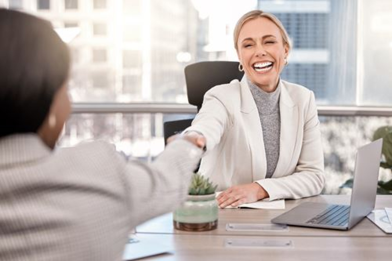 La mise en place de la semaine de 4 jours n’est pas synonyme de réduction du temps de travail, mais signifie plutôt pour les salariés de faire 35 heures en quatre jours. (c) Beaunitta V W/peopleimages.com