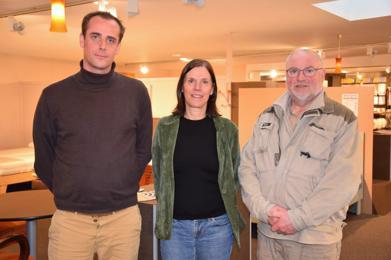 Quentin Motte, nouveau dirigeant de la literie Westelynck, aux côtés de ses prédécesseurs, Catherine et Stéphane Westelynck.