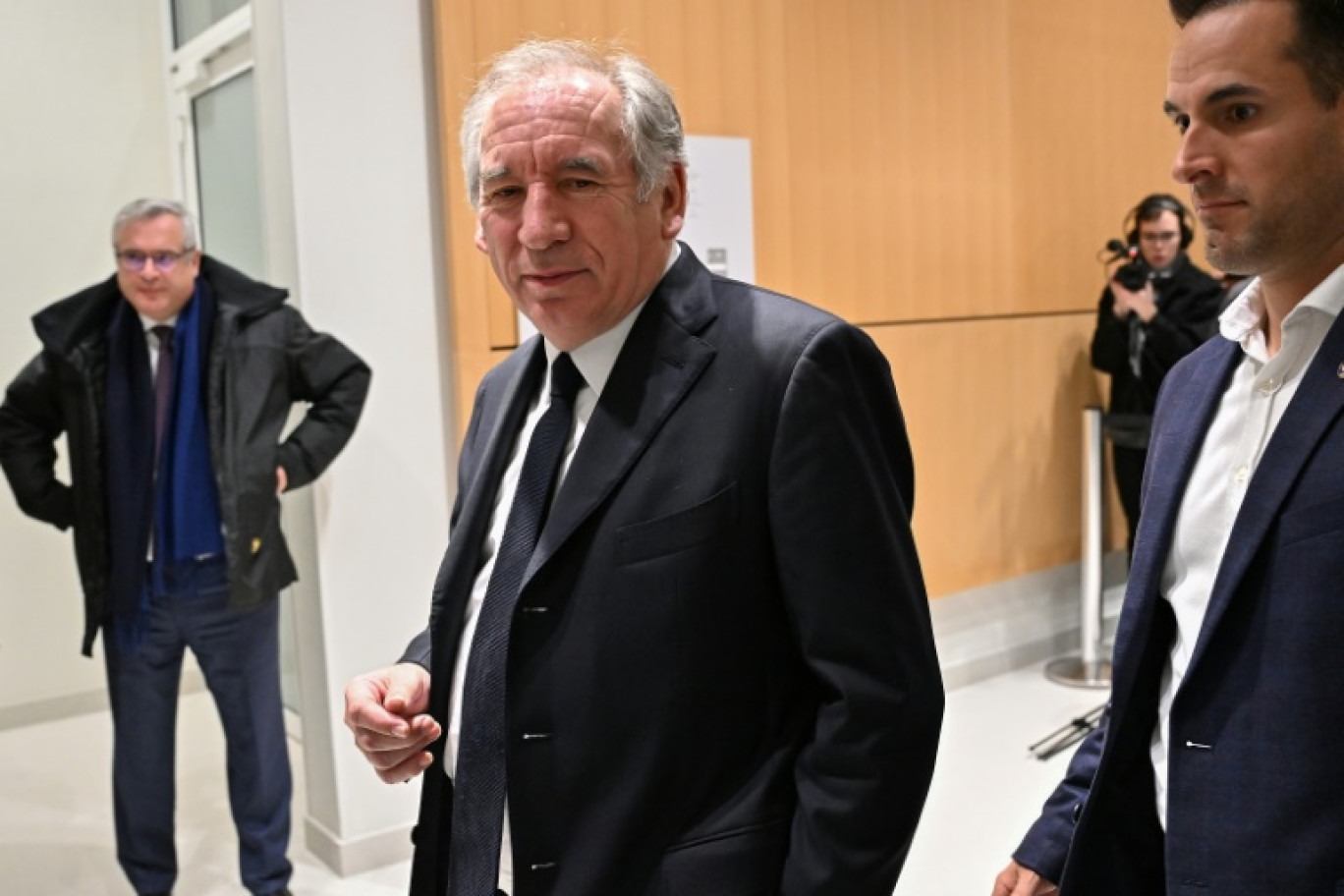 Le président du MoDem, François Bayrou, quitte le Tribunal judiciaire des Batignolles après avoir été relaxé dans l'affaire des assistants parlementaires européens du MoDem, le 5 février 2024 à Paris © Miguel MEDINA