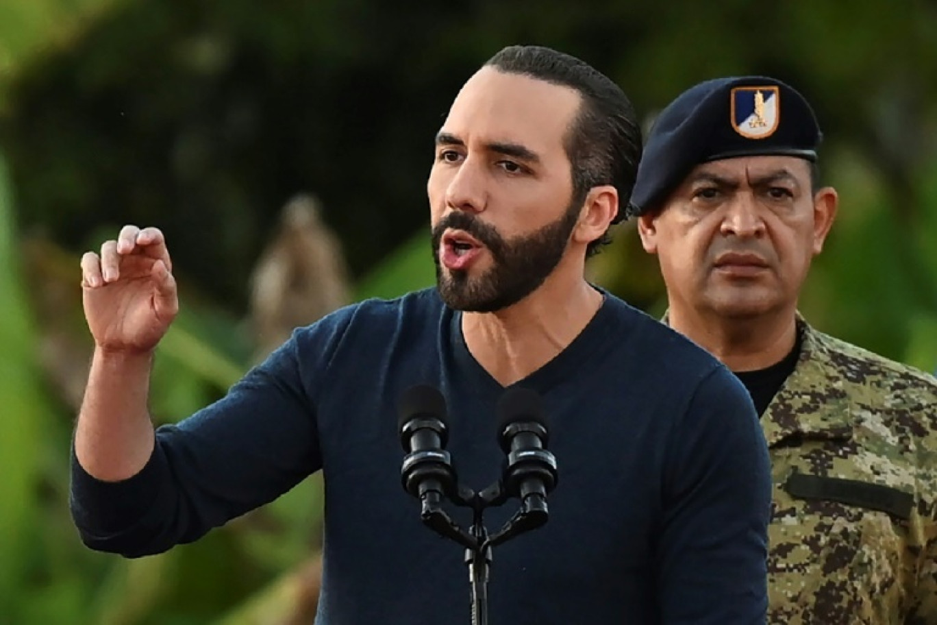 Le président Nayib Bukele s'adresse à des soldats près d'une caserne militaire à la périphérie de San Juan Opico, le 23 novembre 2022 au Salvador © Marvin RECINOS