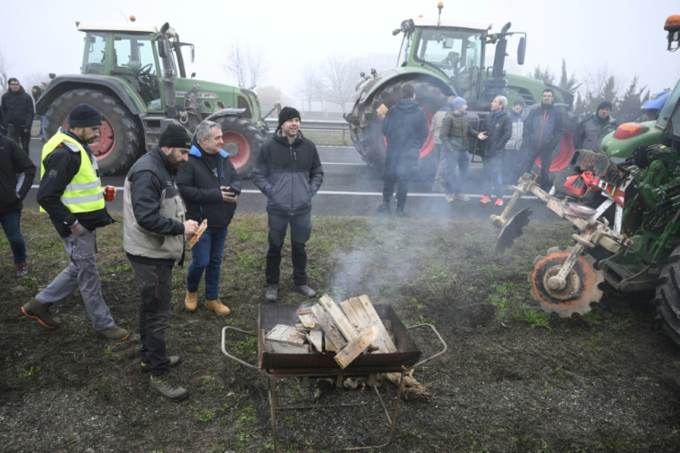 Des agriculteurs bloquant l'autoroute A-2 allument un feu à Mollerussa, près de Lerida (Espagne), le 6 février 2024 © Josep LAGO
