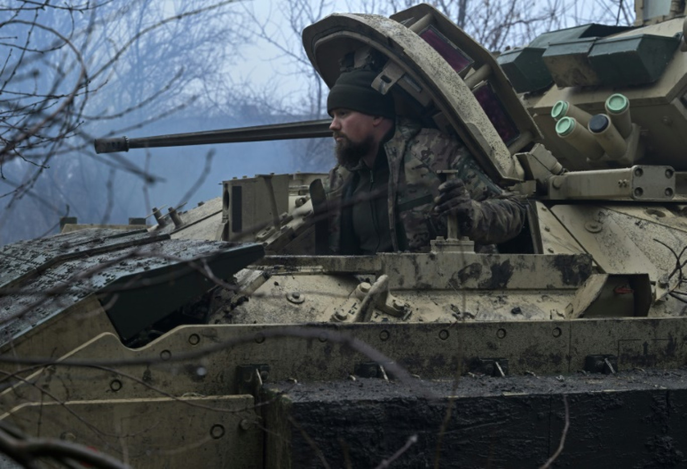 Un soldat ukrainien de la 47e brigade mécanisée à bord d'un véhicule blindé Bradley, le 11 février 2024 dans la région de Donetsk, en Ukraine © Genya SAVILOV