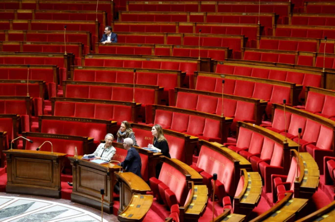 Elisabeth Borne (gauche) présente sur le banc des ministres à l'Assemblée nationale, le 4 décembre 2023 à Paris © Ludovic MARIN