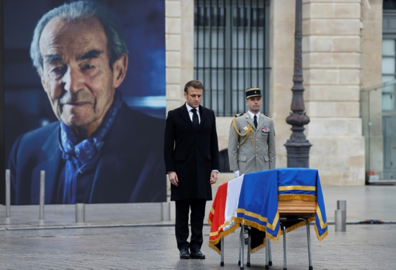 Emmanuel Macron se recueille devant le cercueil de Robert Badinter, lors de l'hommage à l'ancien ministre de la Justice, le 14 février 2024 à Paris © Ludovic MARIN