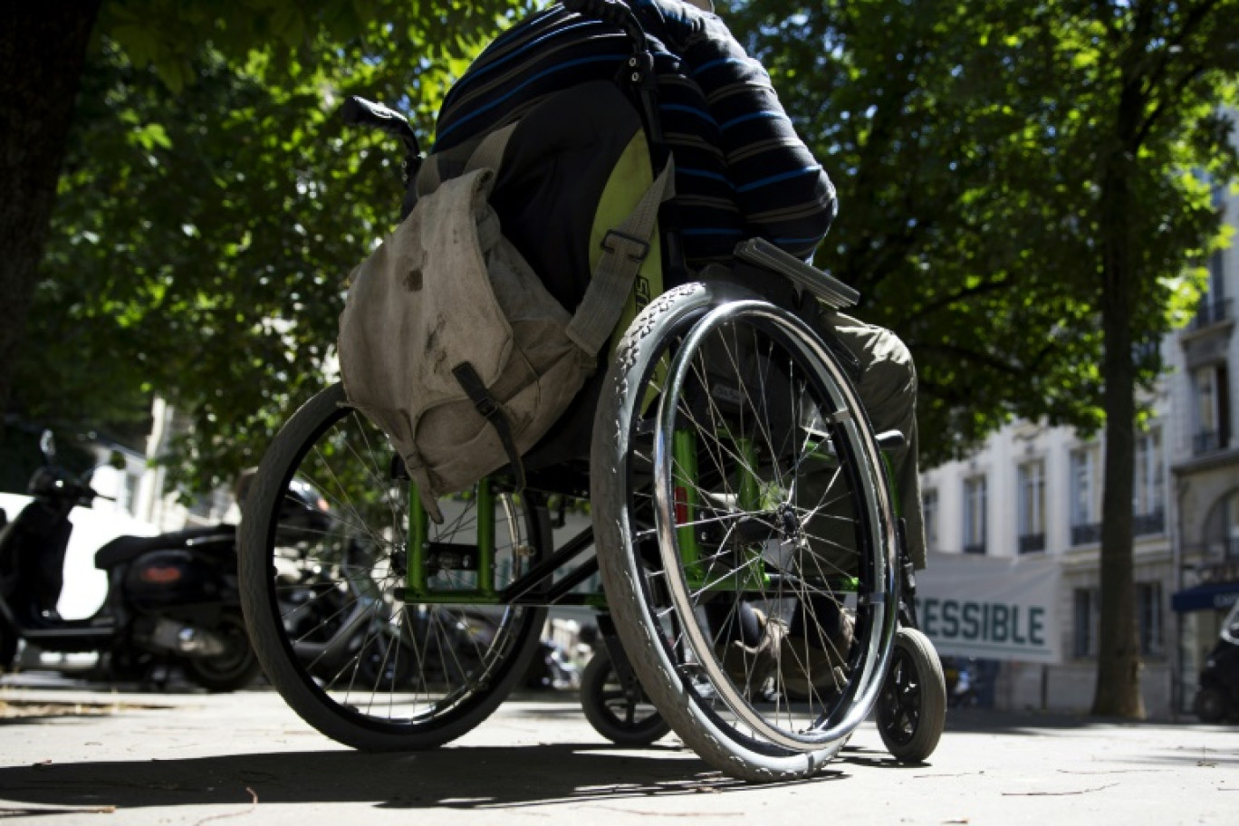 Des associations et des usagers s'inquiètent d'un éventuel recul du remboursement des fauteuils roulants pour des raisons budgétaires © Kenzo TRIBOUILLARD