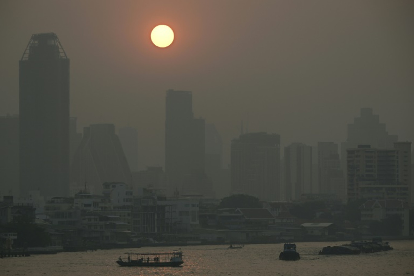 Brouillard de pollution à Bangkok, le 15 février 2024 en Thaïlande © Lillian SUWANRUMPHA