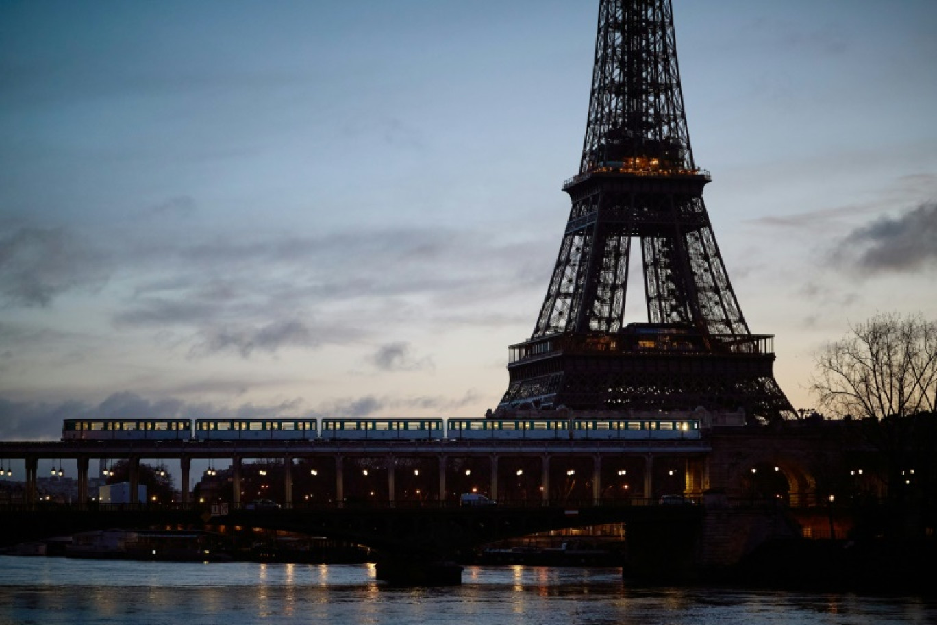 La Tour Eiffel, à l'aube, au cinquième jour de sa fermeture en raison d'une grève des salariés, le 23 février 2024 à Paris © Kiran Ridley