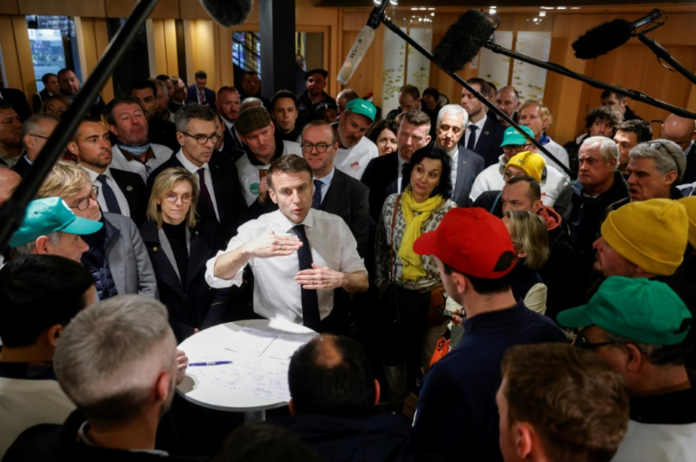 Le président de la République Emmanuel Macron discute avec les représentants des agriculteurs qui manifestent au Salon de l'agriculture, le 24 février 2024, à Paris © Ludovic MARIN
