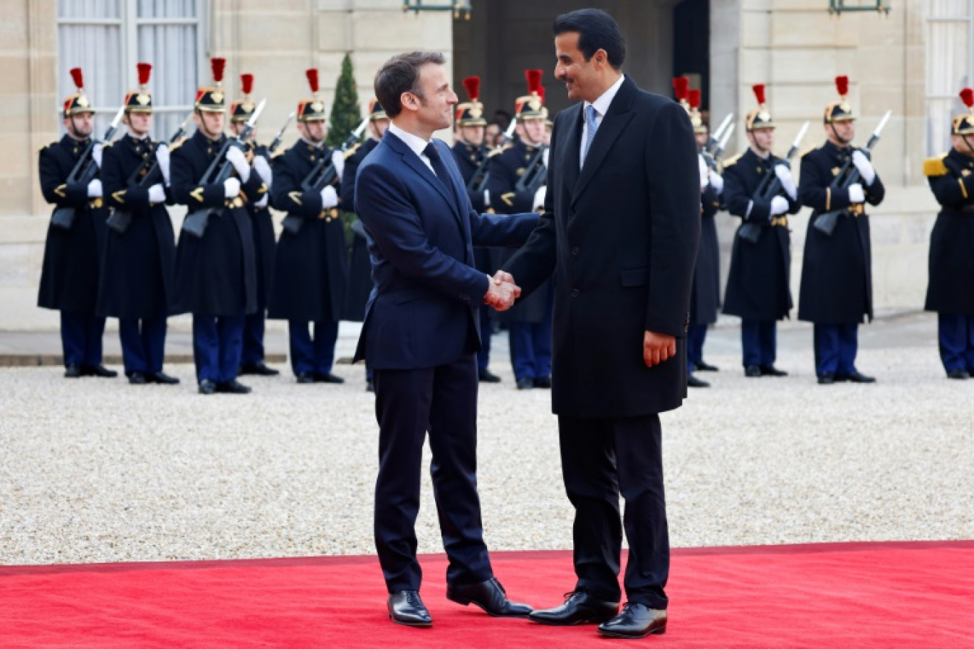Le président Emmanuel Macron (g) accueille l'émir du Qatar Tamim ben Hamad Al-Thani, le 27 février 2024 à l'Elysée, à Paris © Ludovic MARIN