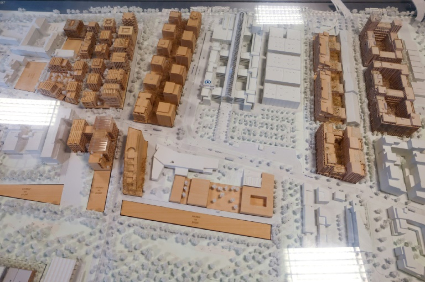La maquette du village olympique où seront hébergés les athlètes à Saint-Ouen-sur-Seine, le 27 février 2024 près de Paris © Ian LANGSDON