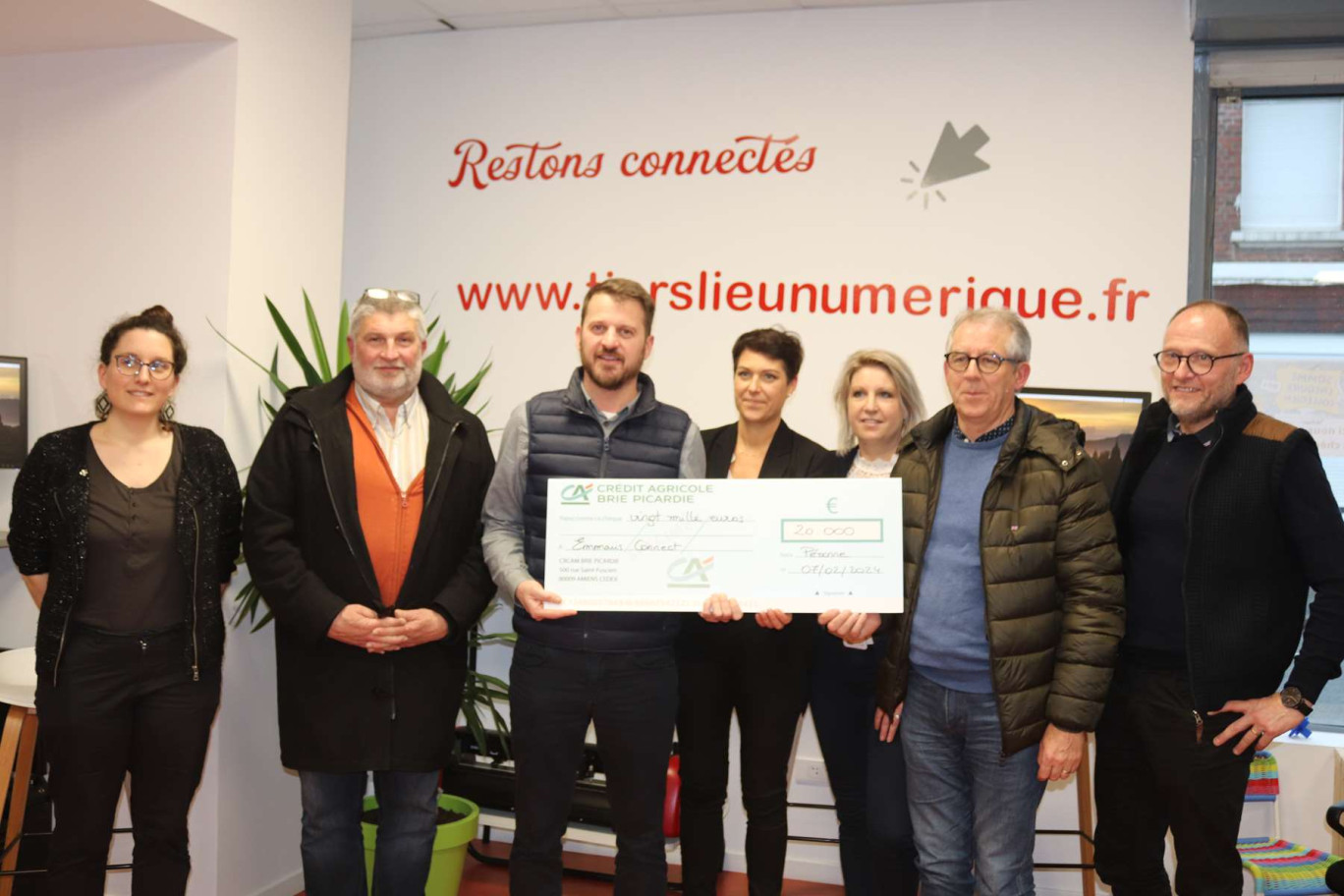 (de g. àdr.) Salomé Monclair responsable collecte Emmaüs, Jean-Dominique Payen, vice-président de la com de com, Samuel Maréchal responsable Emmaüs Hauts-de-France, Eugénie Henrion fondation Brie Picardie, Audrey Streppoli responsable du tiers-lieu, et des représentants du Crédit agricole.