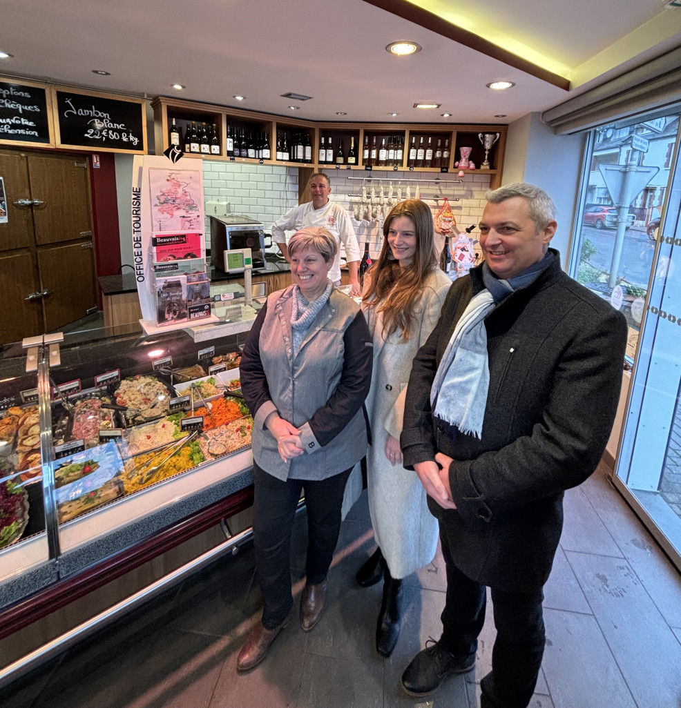 Aymeric Bourleau, vice-président du Beauvaisis, chargé du développement économique a remis les documents. Ici, à a Charcuterie Belleperche.
