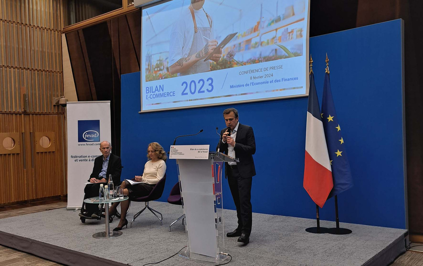 © : Anne Daubrée De gauche à droite, François Momboisse, président de la Fevad, Céline Bracq, directrice générale d'Odoxa, et Marc Lolivier, délégué général Fevad (au micro).