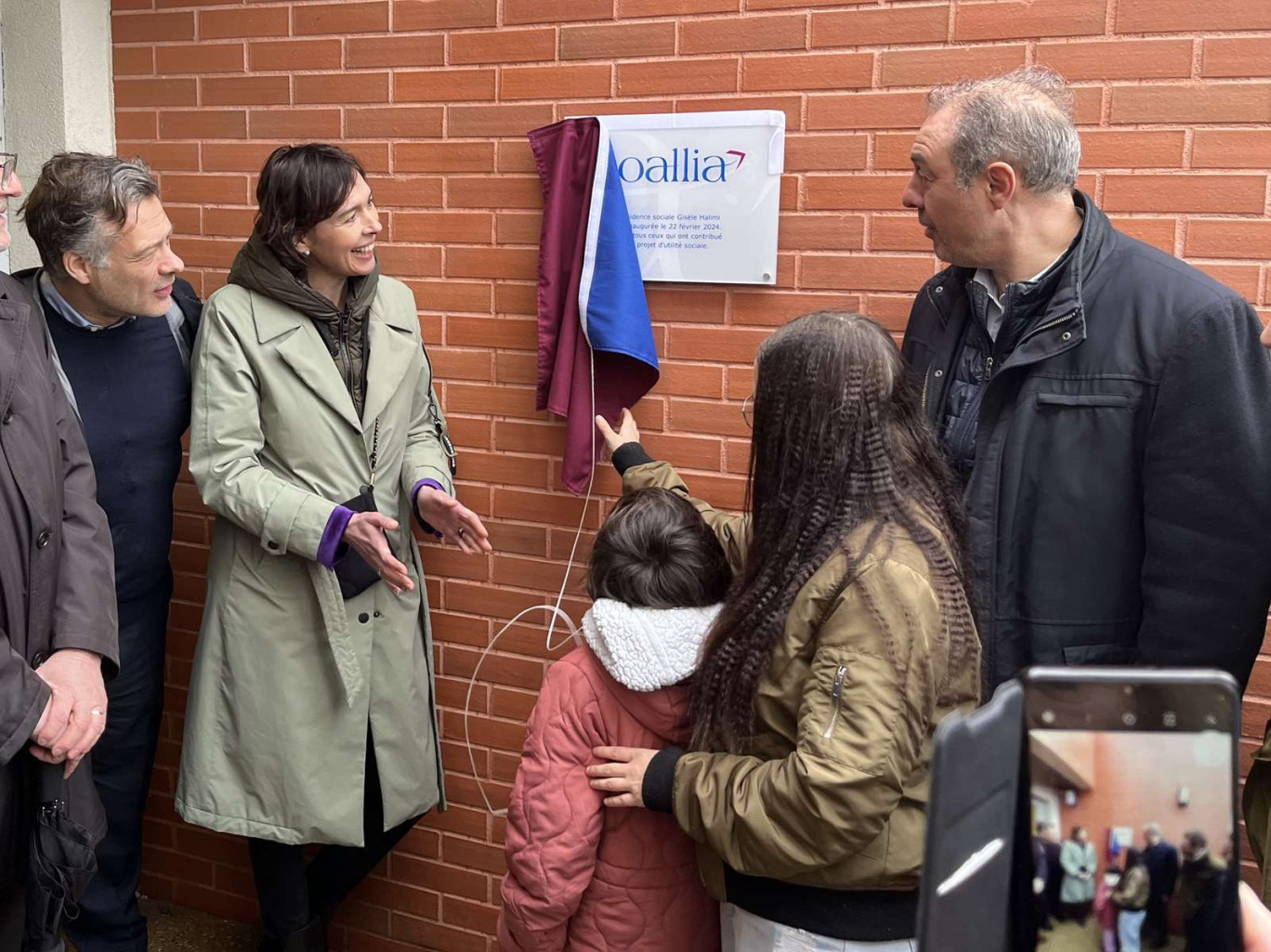 De gauche à droite : Arnaud Richard, directeur général de l'association Coallia, Frédérique Macarez, maire de Saint-Quentin et Freddy Grzeziczak, président de l'Opal, dévoilent la plaque qui inaugure la résidence sociale de 120 logements dénommée Gisèle Halimi.