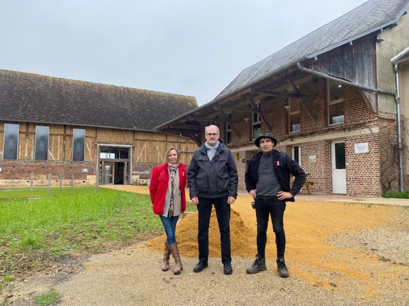 Audrey Bahri, responsable de l’Ecospace, Guillaume Sergeant, directeur de la direction des transitions et de la santé à la ville de Beauvais et Michel Delaunay, encadrant technique d’insertion.