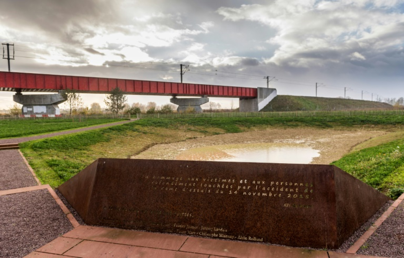 Photo prise le 13 novembre 2017 d'une stèle en mémoire des 11 personnes mortes dans le déraillement d'un TGV le 14 novembre 2015 à Eckwersheim © PATRICK HERTZOG