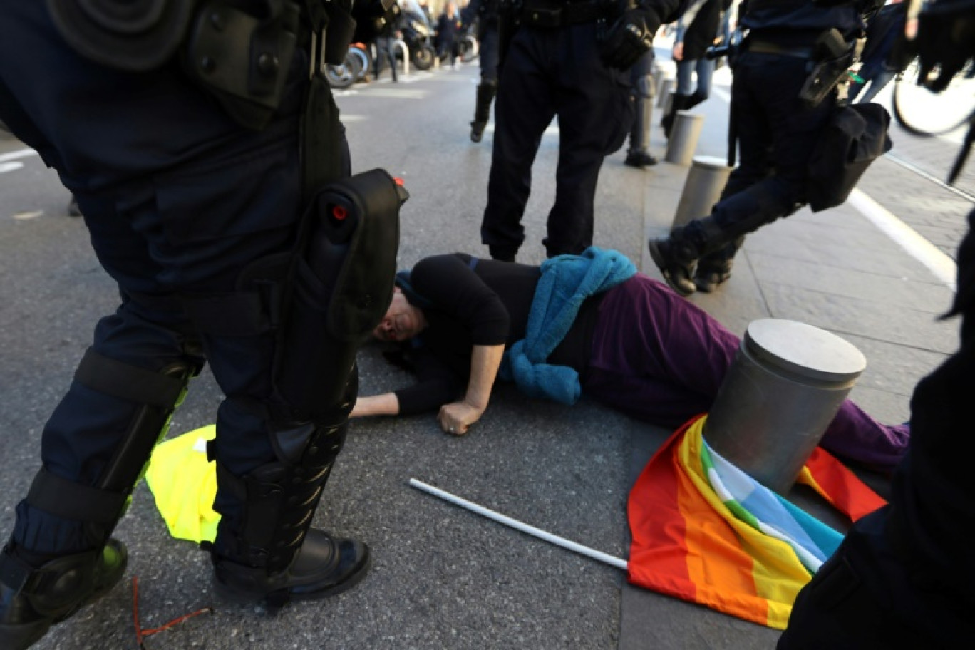 Des policiers se précipitent vers Geneviève Legay, militante d'Attac, effondrée au sol lors d'un rassemblement des "Gilets jaunes", le 23 mars 2019 à Nice © Valery HACHE
