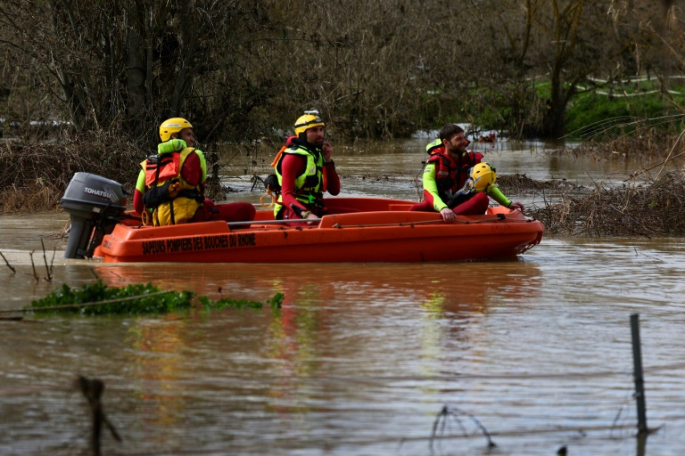Des sauveteurs en bateau sur le Gardon pour rechercher des personnes disparues, le 10 mars 2024 à Russan, dans le Gard © CLEMENT MAHOUDEAU