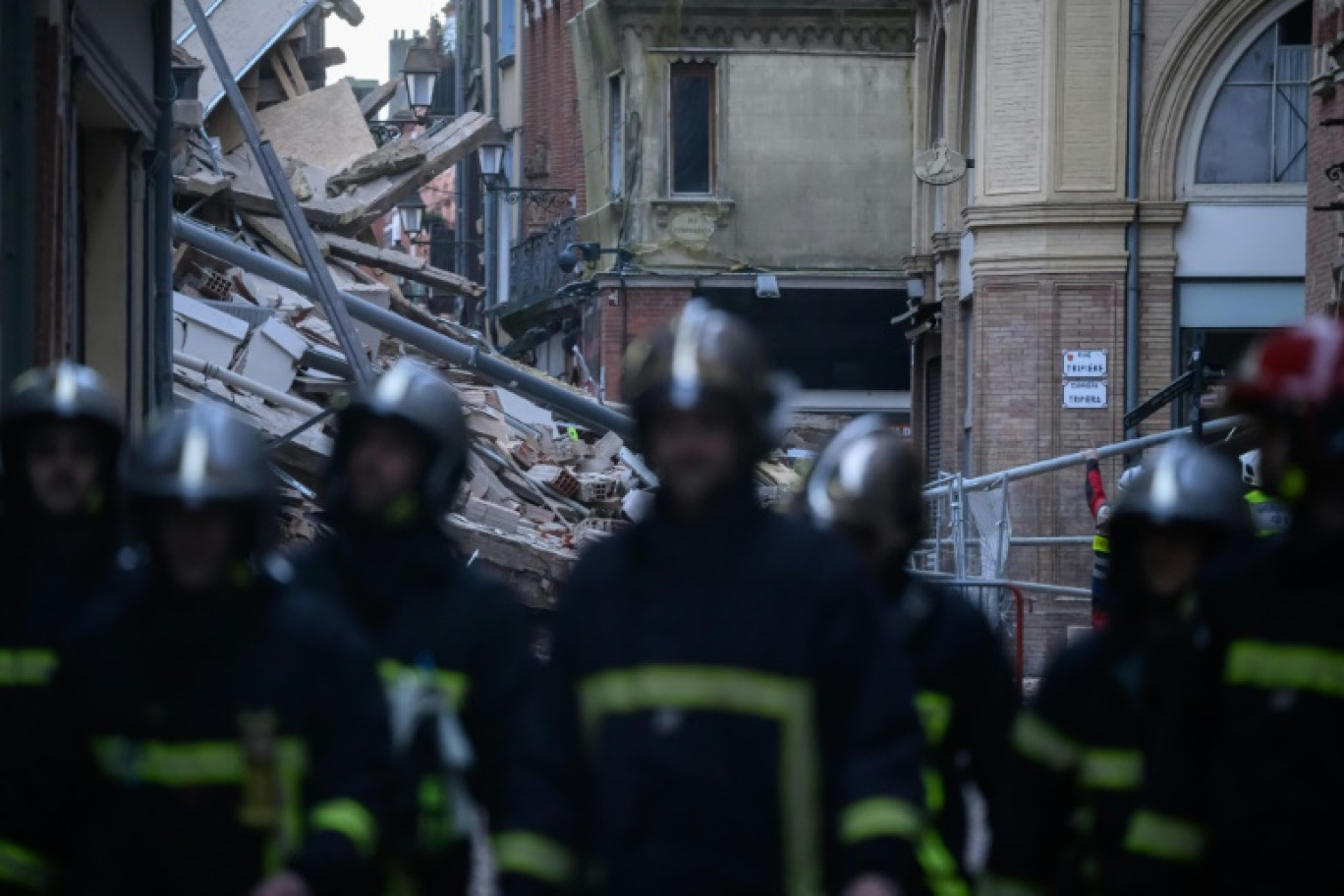 Des pompiers interviennent après l'effondrement d'un immeuble de la rue Saint-Rome, à Toulouse, le 9 mars 2024 © Ed JONES
