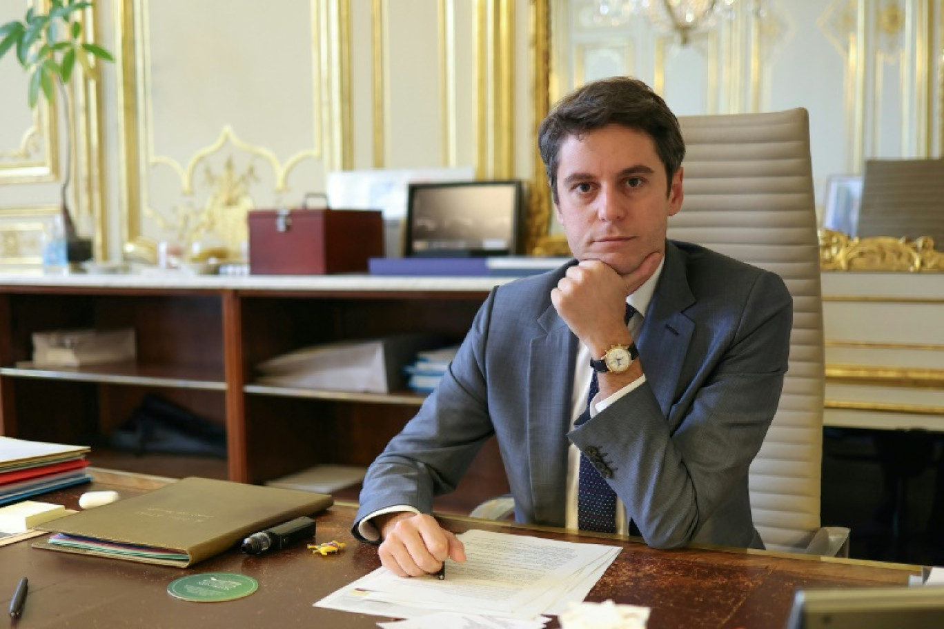 Le Premier ministre Gabriel Attal pose dans son bureau à l'Hôtel Matignon à Paris le 13 mars 2024 © Thomas SAMSON