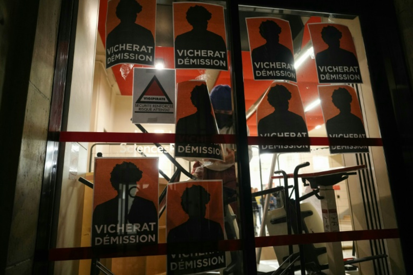 Des affiches "Vicherat démission" devant Sciences Po Paris, le 7 décembre 2023 à Paris © Dimitar DILKOFF