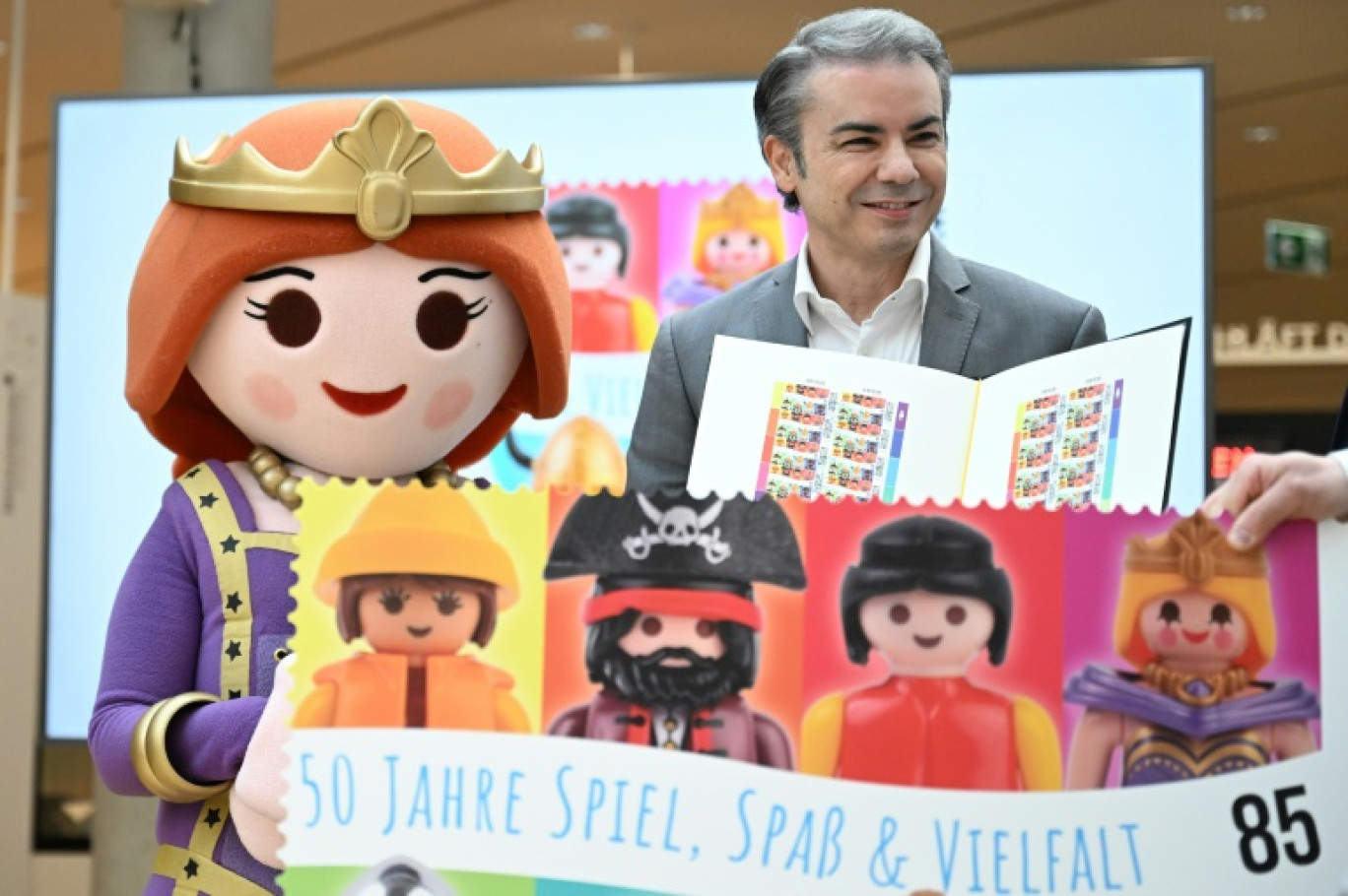 Le patron de Playmobil, Bahri Kurter, présente une édition spéciale de timbres Playmobil créée pour les 50 ans de la marque de jouets, le 1er mars 2024 à Francfort, en Allemagne © Kirill KUDRYAVTSEV