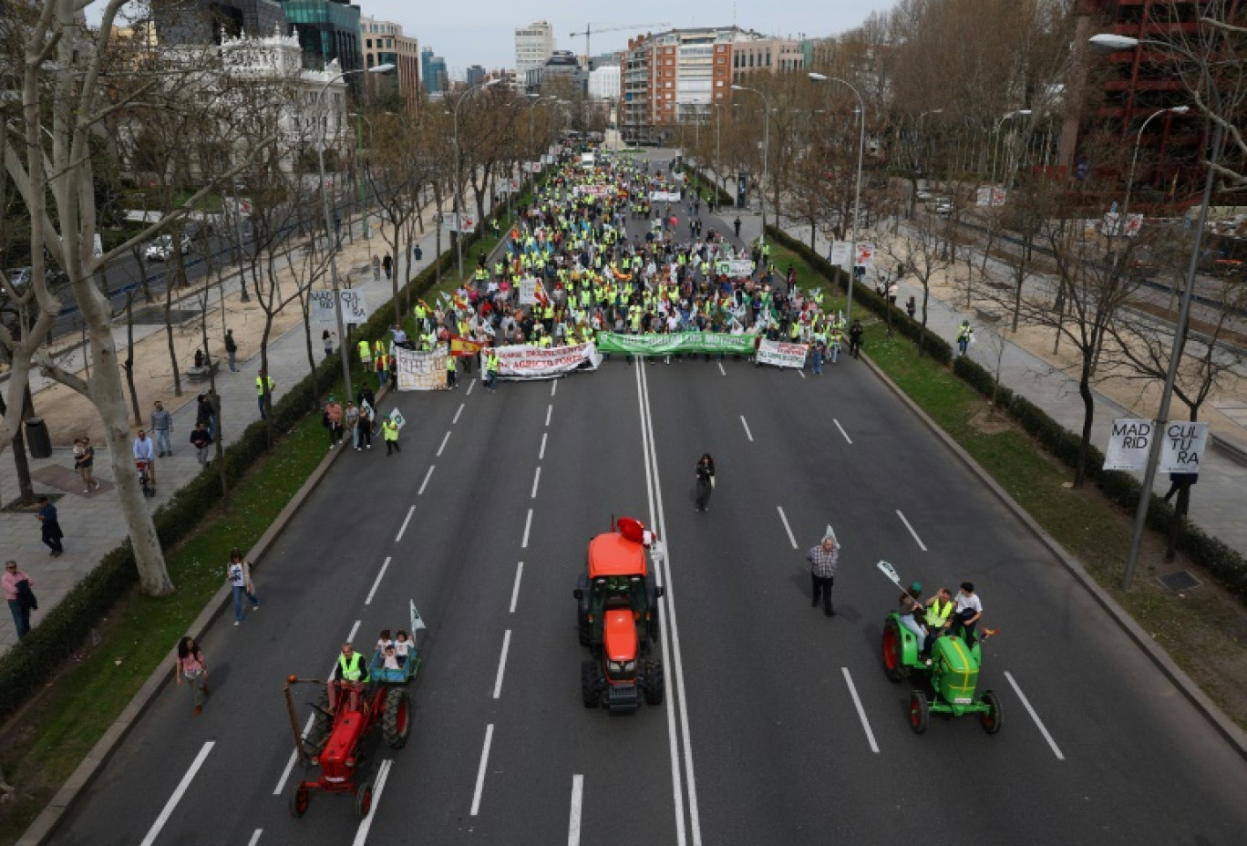 Plusieurs centaines d'agriculteurs espagnols, dont certains en tracteur, manifestent dans le centre de Madrid pour dénoncer les difficultés du secteur, le 17 mars 2024 © PIERRE-PHILIPPE MARCOU