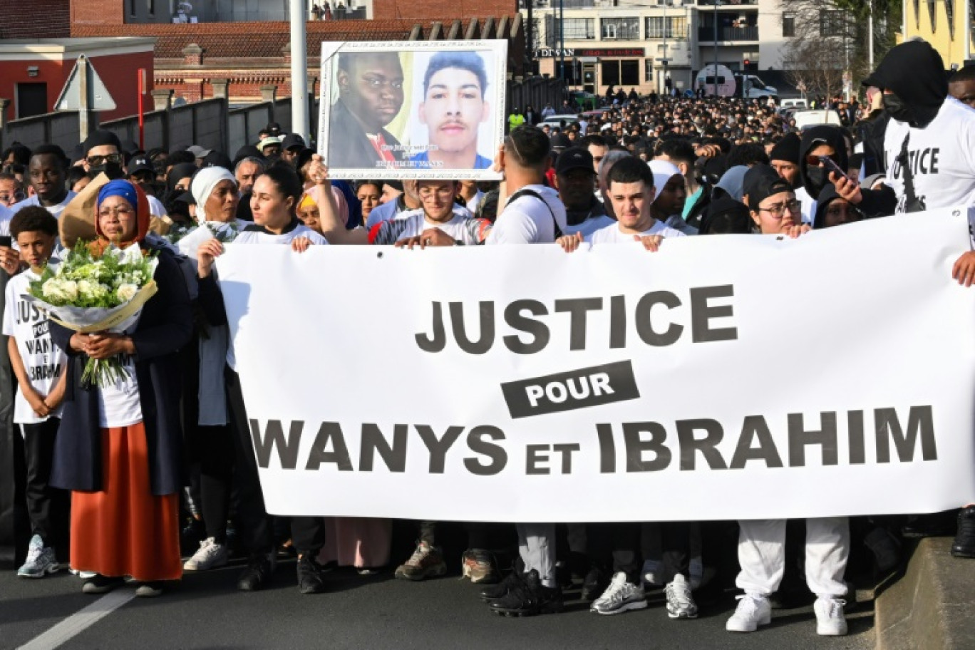 Des centaines de personnes participent le 21 mars 2024 à La Courneuve (Seine-Saint-Denis) à une marche en hommage à Wanys, 18 ans, tué la semaine dernière dans une collision avec une voiture de police à Aubervilliers © Bertrand GUAY