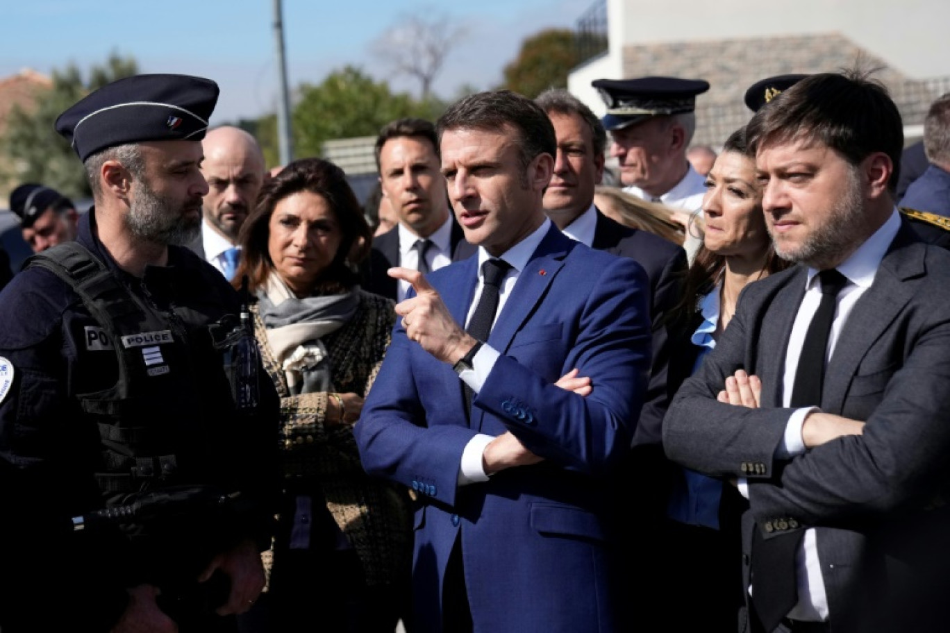 Le président Emmanuel Macron (c) et le maire de Marseille Benoît Payan (d) rencontrent des policiers lors d'une visite à la cité de La Castellane, le 19 mars 2025 à Marseille © Christophe Ena